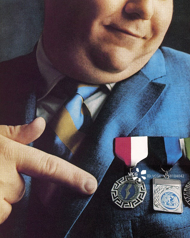 指着奖牌的男人图片素材