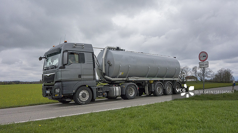 运货卡车配送货物图片素材