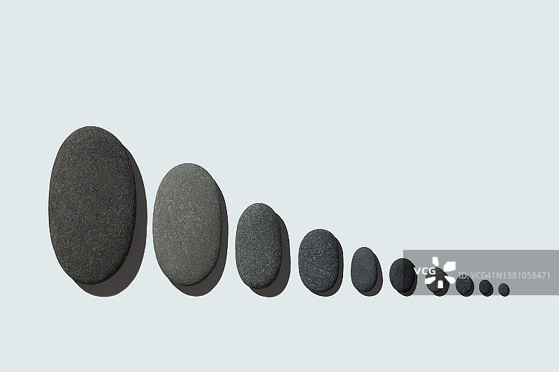 从大到小排列的灰色鹅卵石图片素材