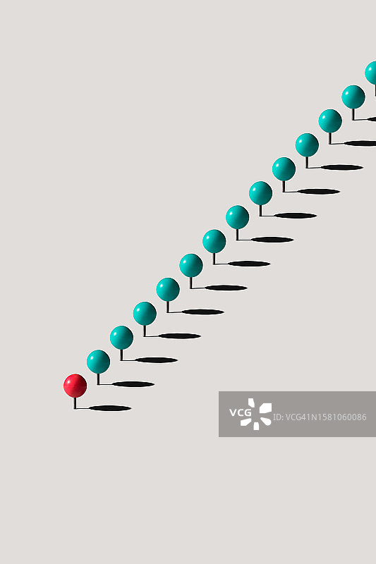 红色图钉引领一排绿色图钉，领导力概念图片素材