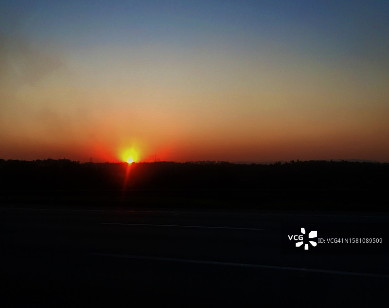 日落时分山丘的壮丽景色图片素材