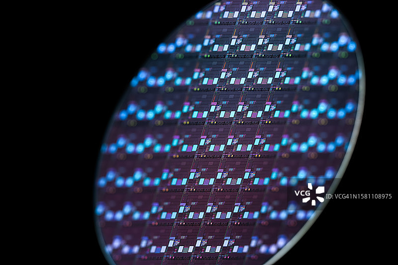 黑色背景上的蓝色半导体晶圆图片素材