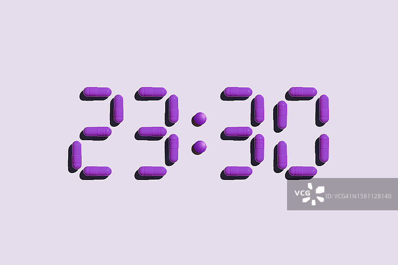 紫色胶囊药丸组成的午夜液晶风时间图片素材