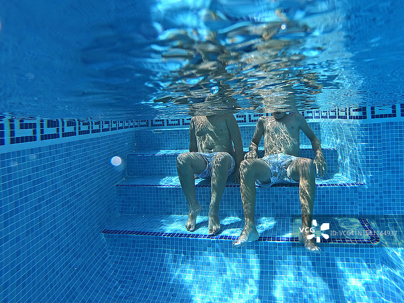 泳池中男孩们的水下镜头图片素材