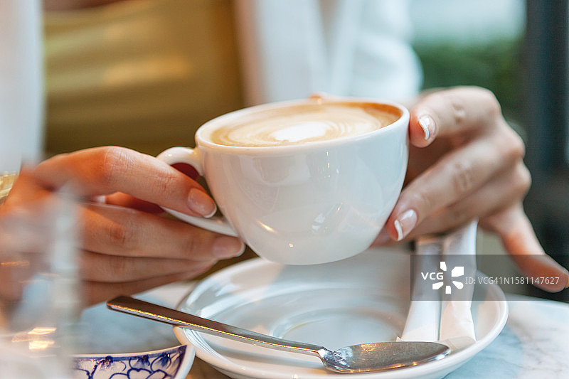 女人手捧咖啡杯图片素材
