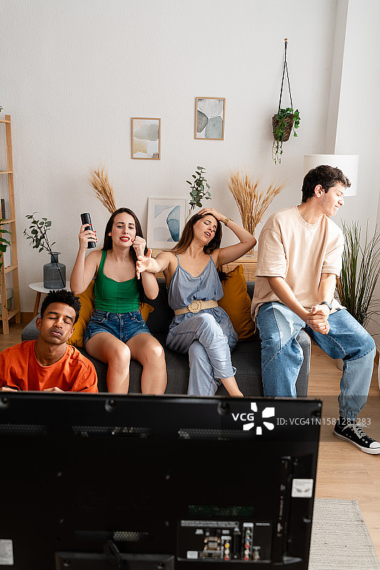 朋友们因在家中客厅进球失败而难过图片素材