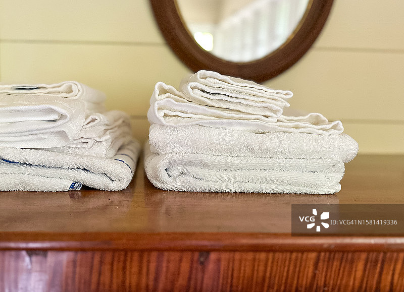 海滩出租房梳妆台上折叠的白色毛巾图片素材