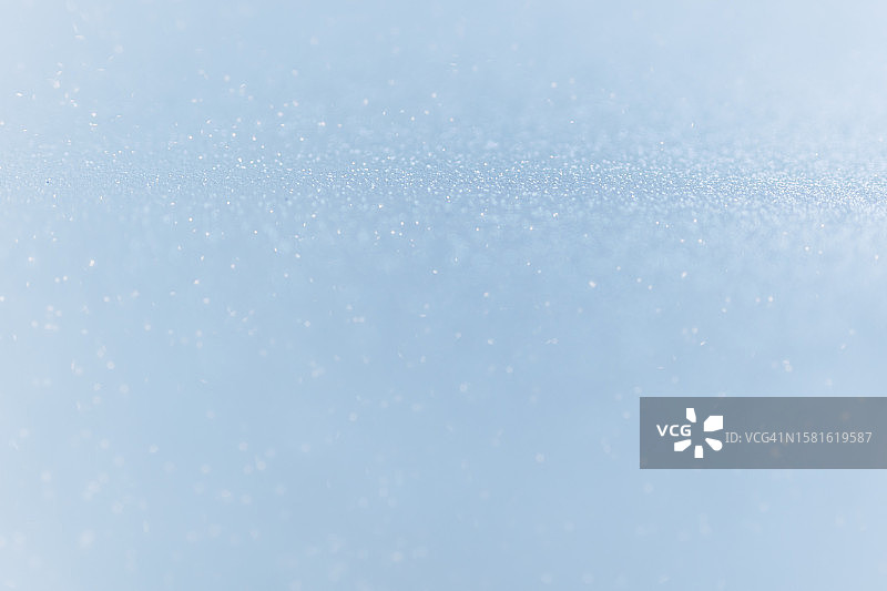美丽的抽象斑驳浅蓝色墙面纹理：粗糙圣诞背景图片素材