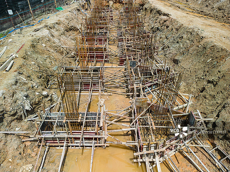 金属加固的整体基础航拍：新建场地上的混凝土桩基础图片素材