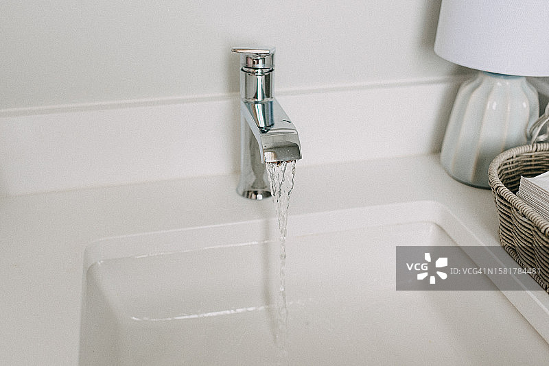 白色浴室水槽图片素材