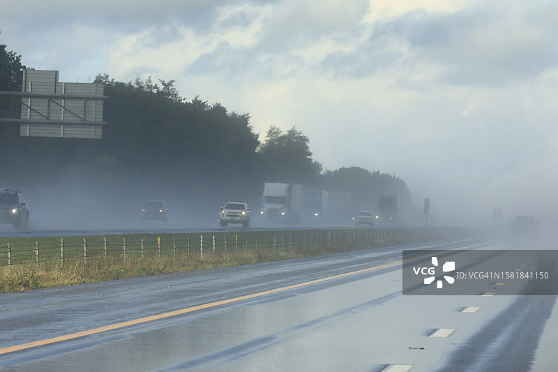 热带风暴导致高速公路上的强降雨图片素材