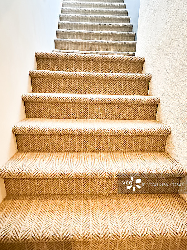 铺有地毯的楼梯图片素材
