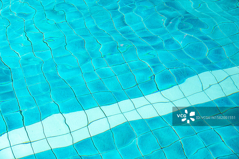 游泳池底部焦散与水面波纹的抽象视图图片素材