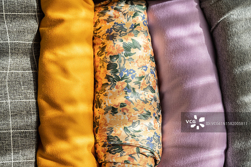 整理行李箱：彩色T恤特写图片素材