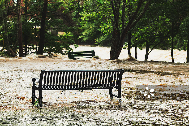 被洪水淹没的公园长椅图片素材