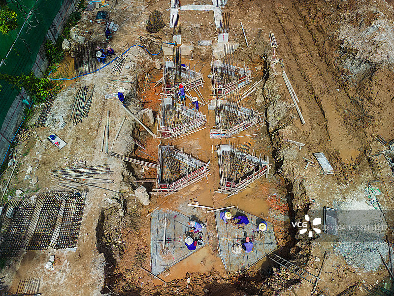 金属加固的整体基础航拍：新建场地上的混凝土桩基础图片素材
