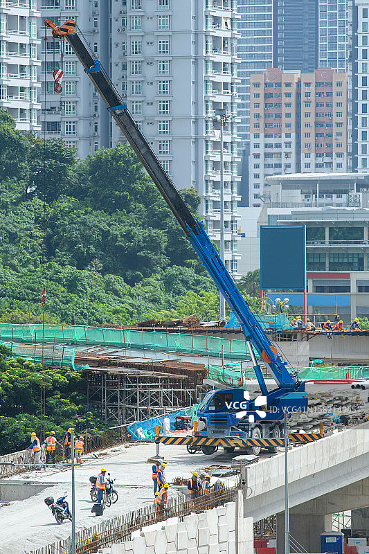 用于在高架桥上运载重物的起重机图片素材