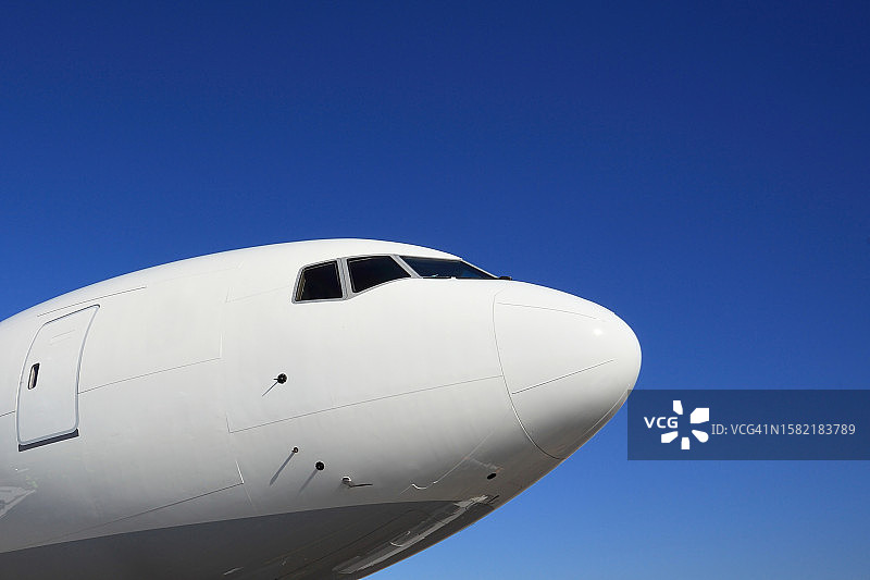 蓝色天空下的白色客机驾驶舱图片素材