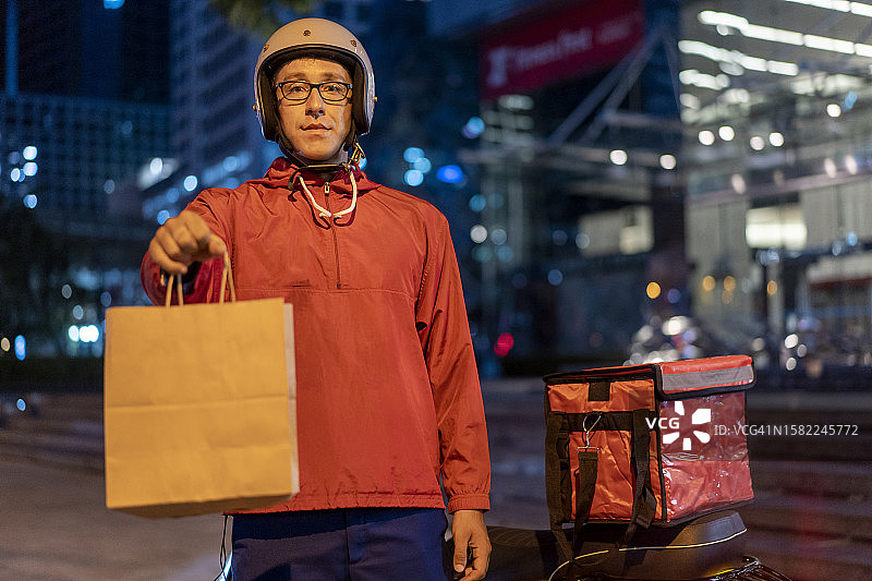 在城市里值夜班的送货员图片素材