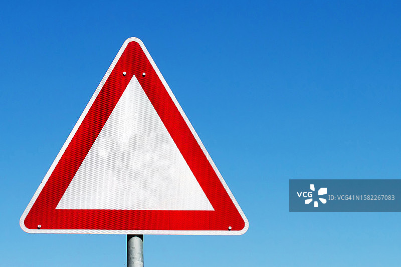 蓝天下空旷道路的警告标志图片素材