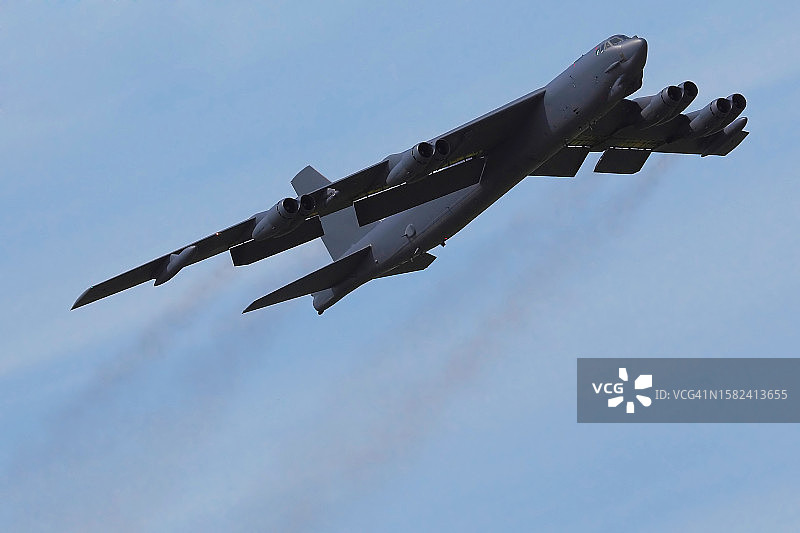 天空中的B-52轰炸机图片素材