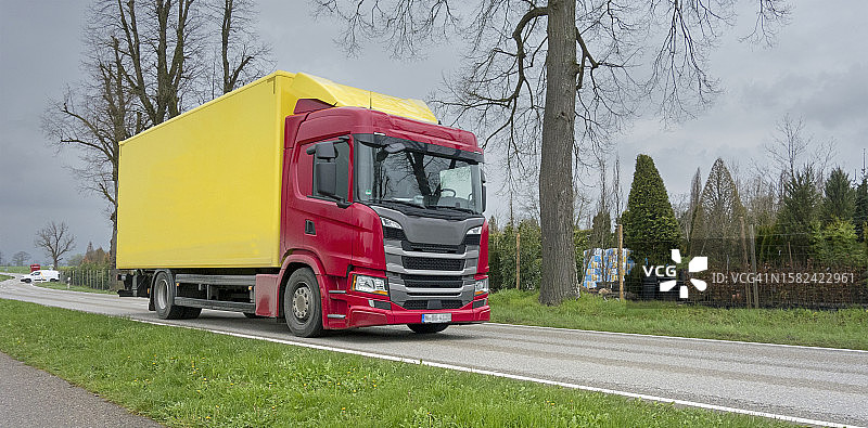 运货卡车配送货物图片素材