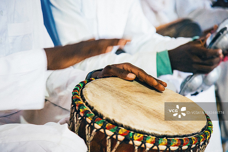 摩洛哥乐队鼓手的双手图片素材