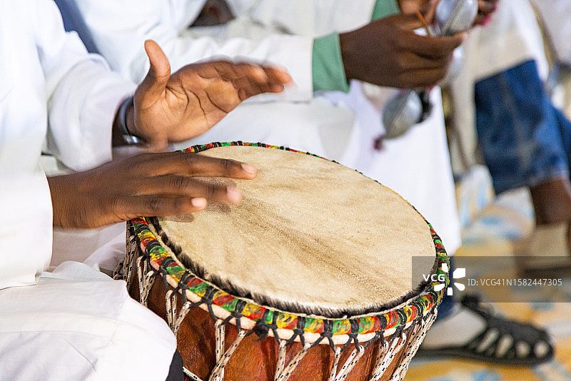 摩洛哥乐队鼓手的双手图片素材