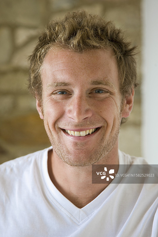 微笑的年轻男人特写图片素材