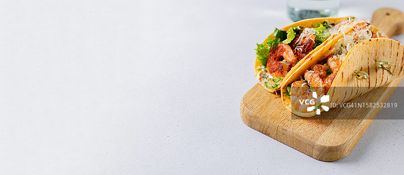 墨西哥美食：玉米饼塔可，搭配自制莎莎酱沙拉、牛油果和烤虾图片素材