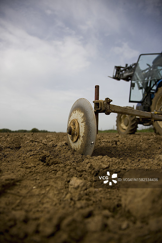 有拖拉机的农田图片素材