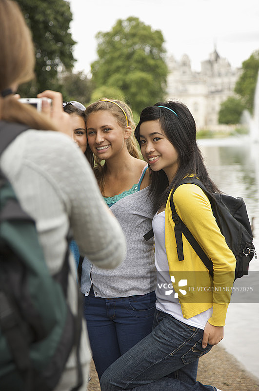 女子拍摄三个少女的背影图片素材