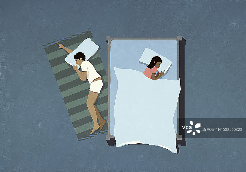 丈夫睡在床上妻子的地板上图片素材