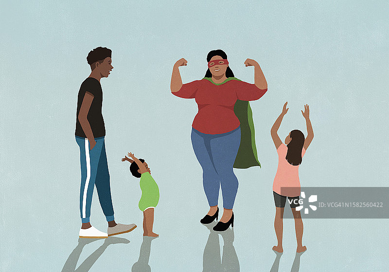 幸福家庭为身穿超人披风的自信母亲欢呼图片素材