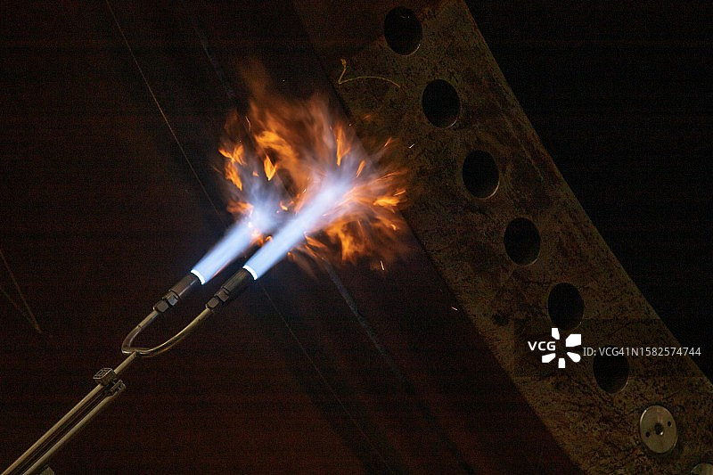 喷灯加热金属图片素材