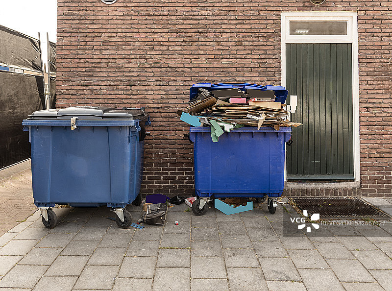 两个蓝色带轮垃圾桶图片素材