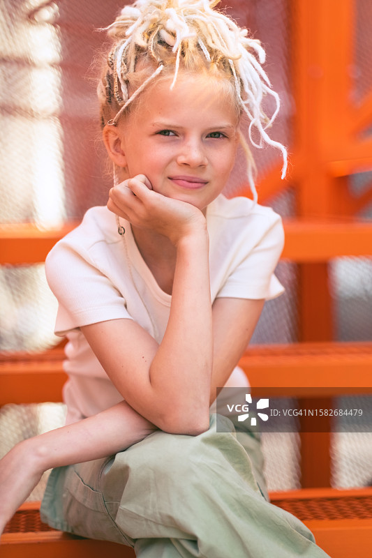 有脏辫发型的漂亮少女肖像图片素材