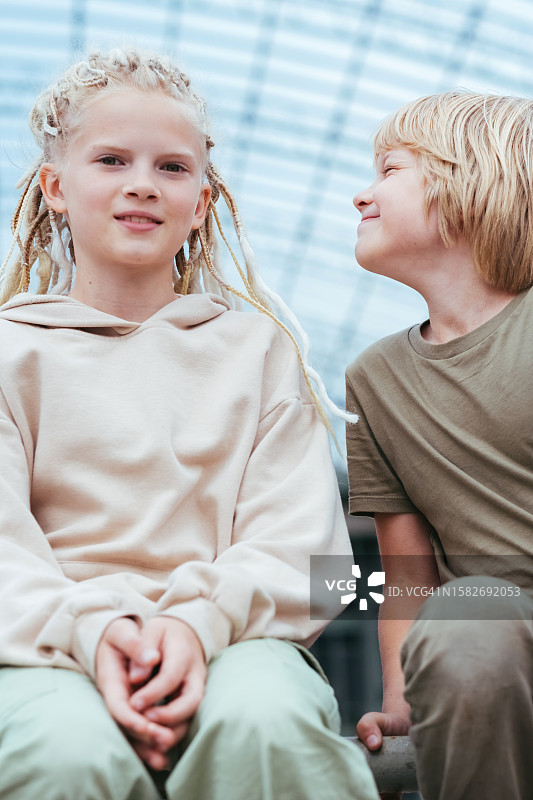 孩子们在夏令营里开心地做鬼脸，积极的情绪，快乐的童年图片素材