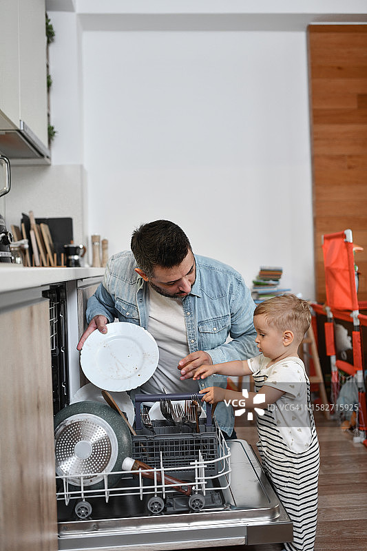 有爱和负责任的父亲结合玩耍时间和家务来教导幼儿儿子重要课程图片素材