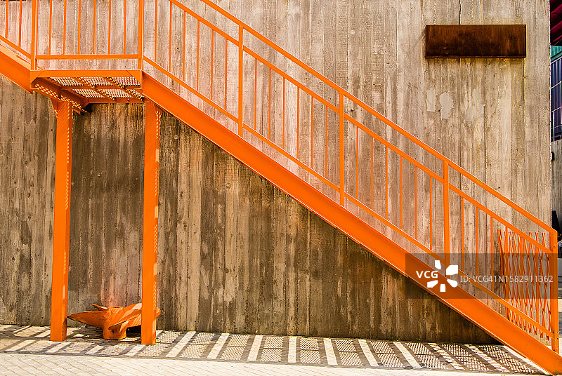 橙色楼梯通向成功之路，城市发展概念图片素材