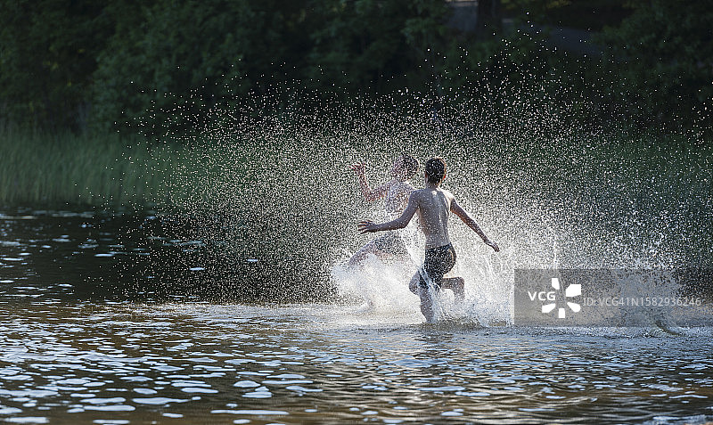 飞溅的喜悦图片素材