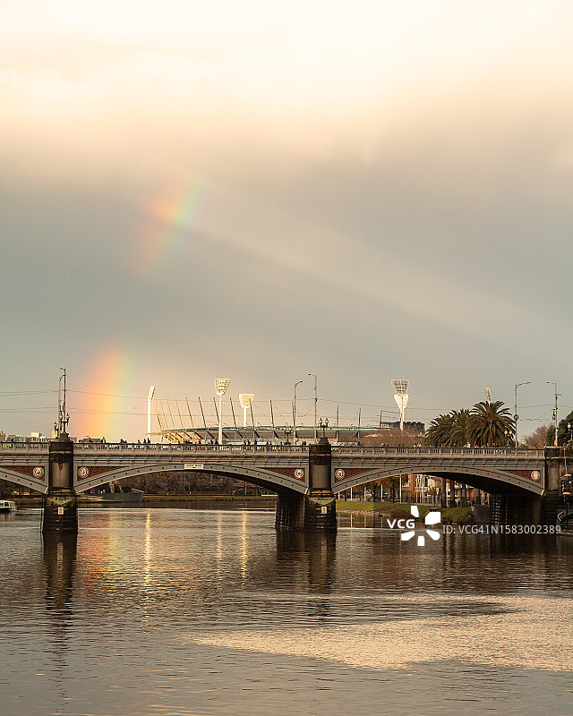 墨尔本维多利亚女王桥上方的彩虹图片素材