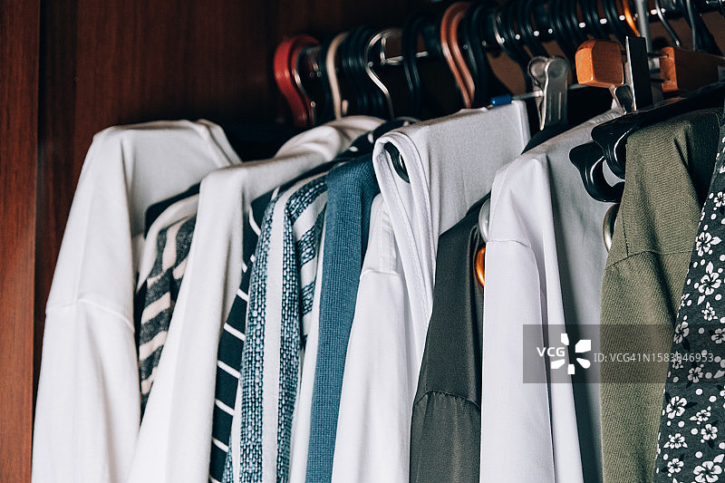 壁橱里堆满了叠好的衣服图片素材