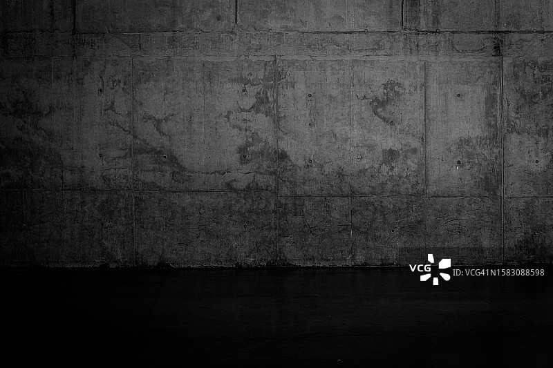 粗糙的深色混凝土墙和潮湿地面图片素材