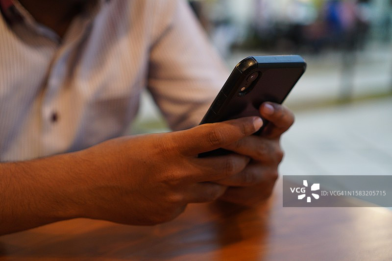 男人使用智能手机的特写图片素材