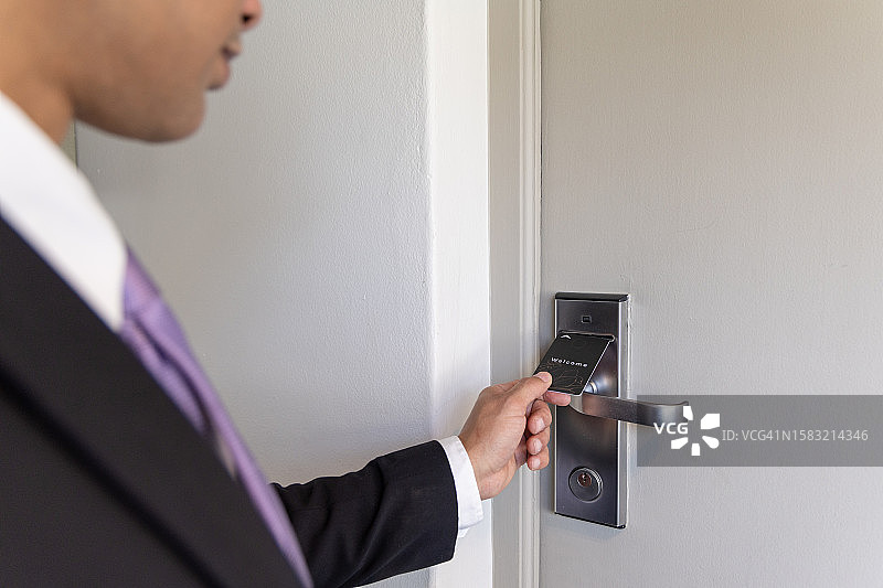 男人用房卡打开酒店房门图片素材