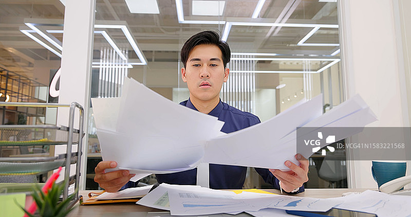 男人对工作感到恼火图片素材