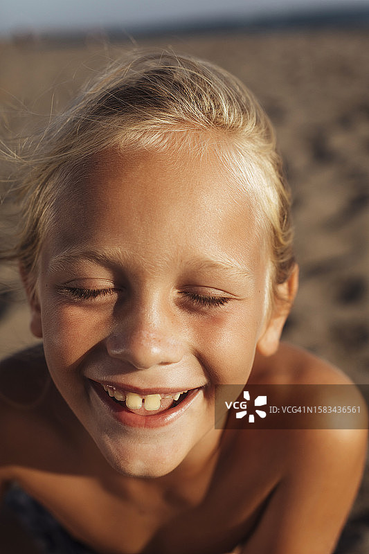 微笑的孩子图片素材