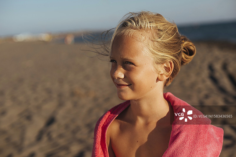 海滩上的可爱儿童图片素材