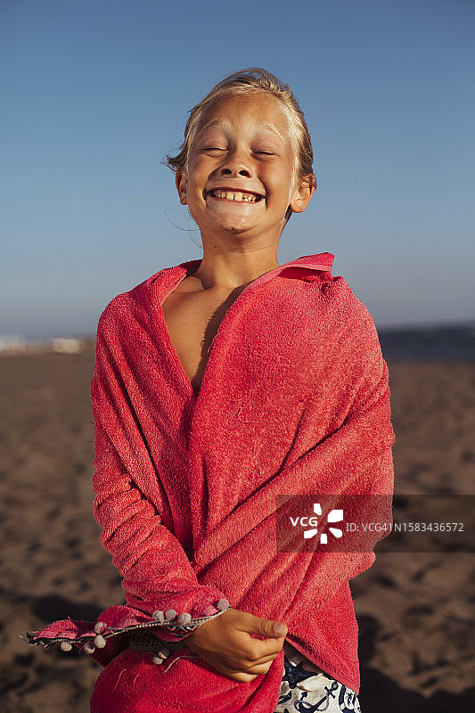 男孩在海滩上玩耍图片素材